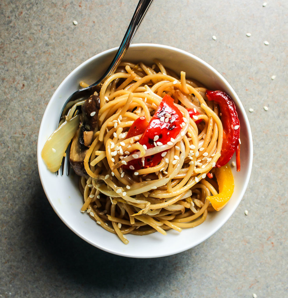 Sesame Garlic Noodles with Crunchy Vegetables I LisaGCooks.com